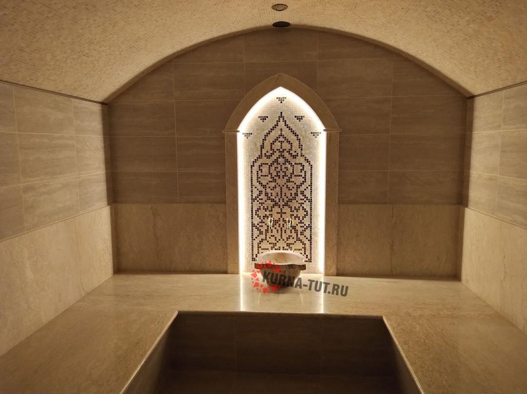 Хамам с аркой и панно из мозаики, подсвеченная светодиодной лентой