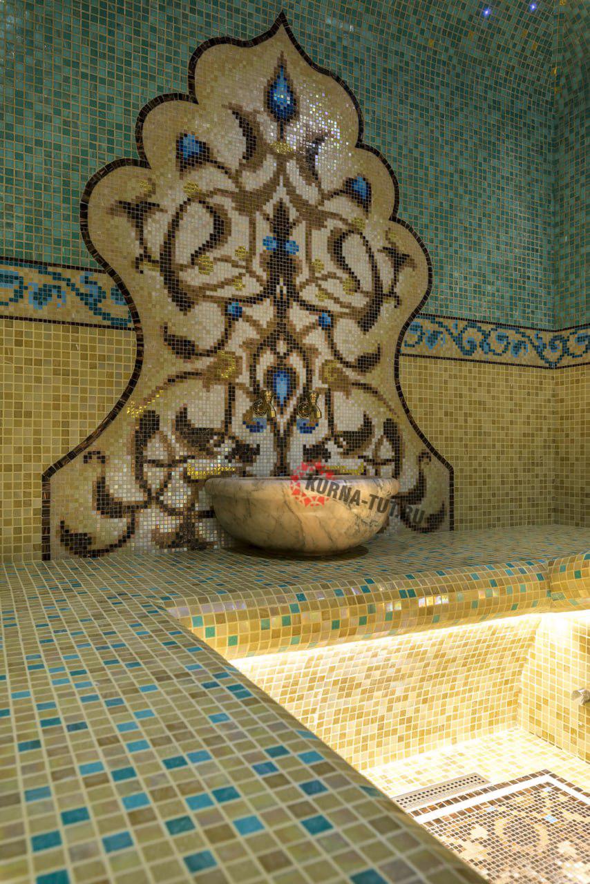 Турецкий хамам с красивым узором мозаики и лежаком
