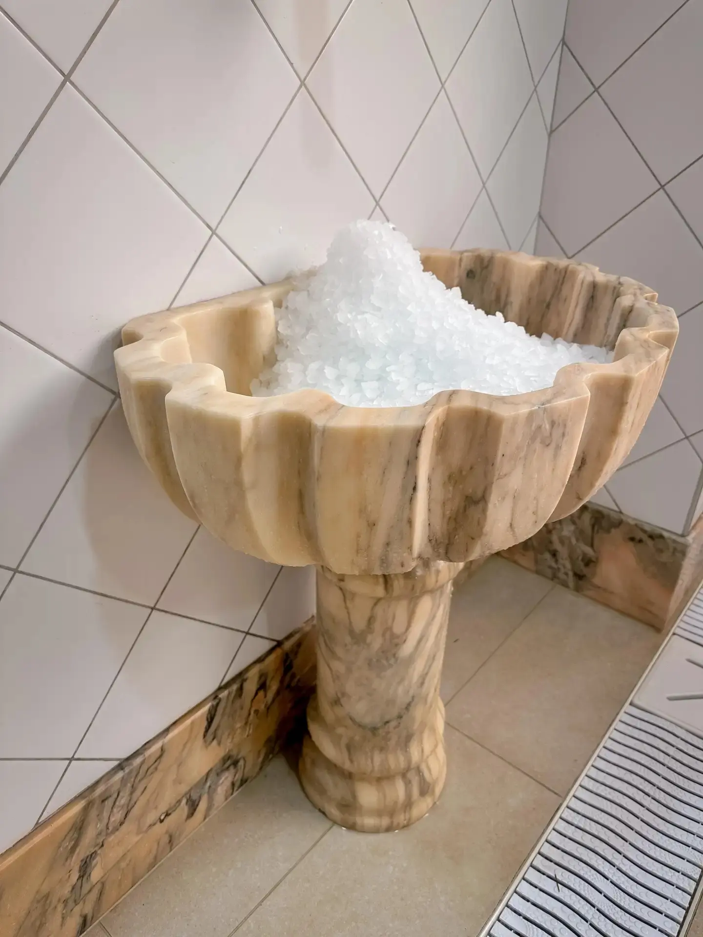 Курна из мрамора в банном комплексе Уральские Сандуны, выполненная для использования как чаши для лёдогенератора
