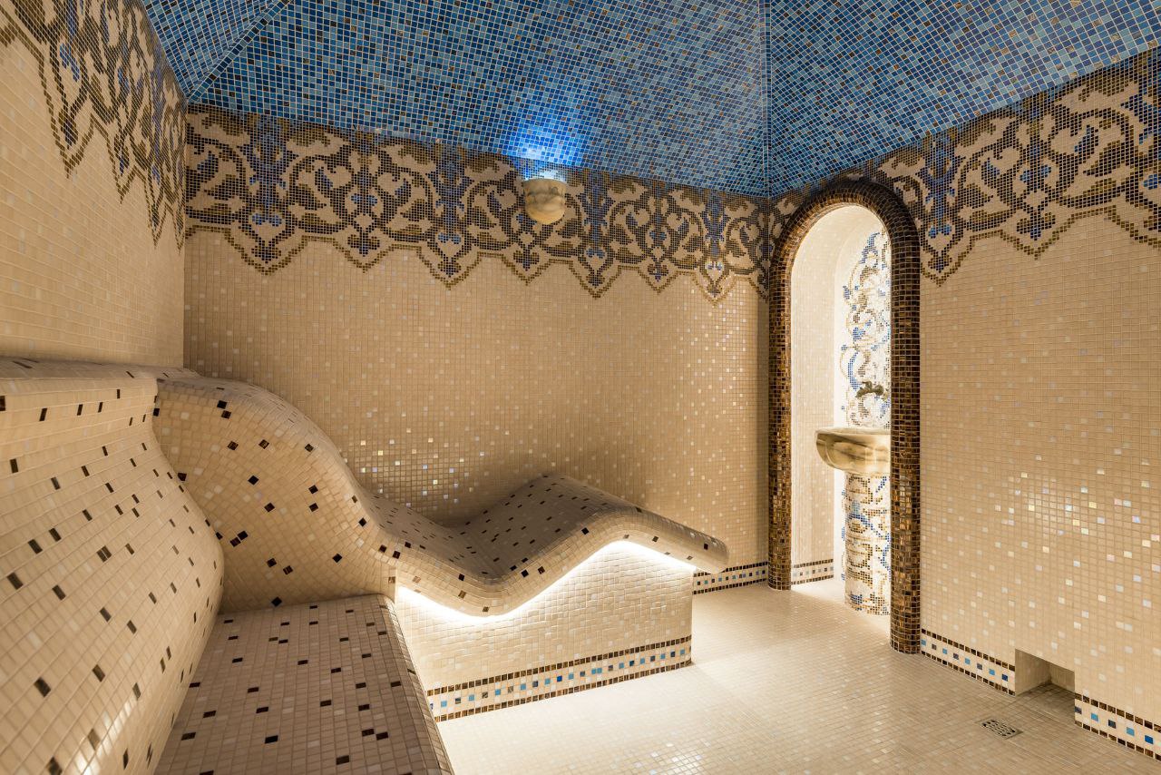 центральный подогреваемый лежак и курны в хаммаме с подсветкой