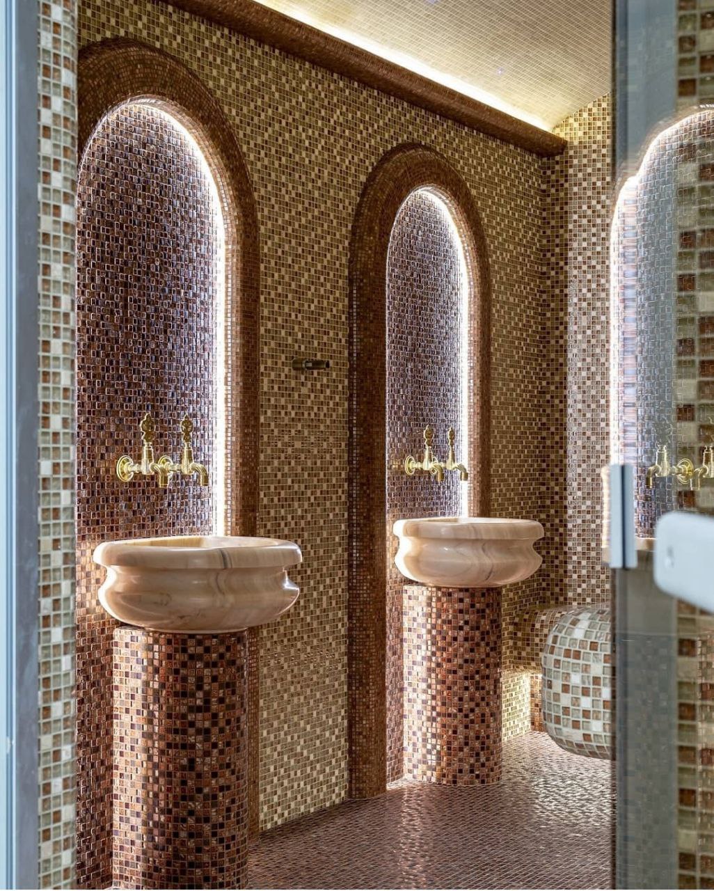 хаммам в тёмных тонах с подогреваемыми лежаками и подсветкой