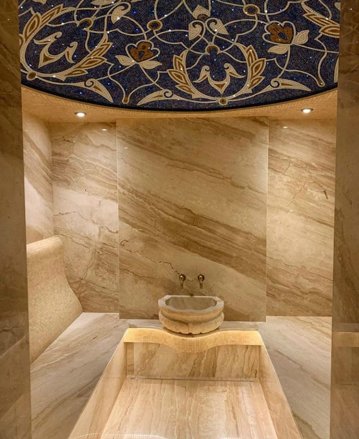 курна с цветочным мозаичным панно в хаммаме