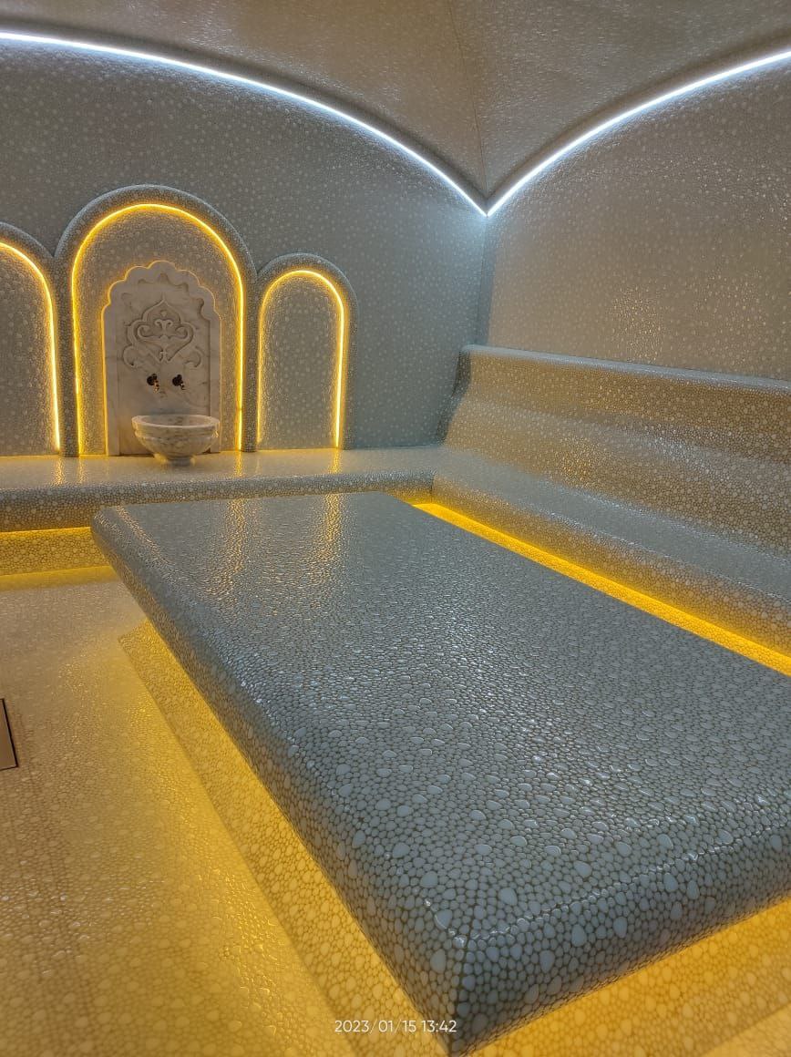 курна на цилиндрическом пьедестале из мрамора