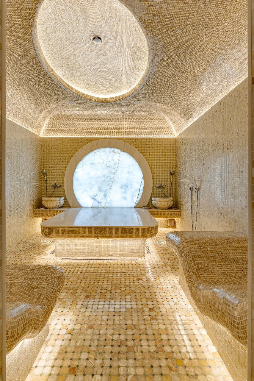 курна с фигурным панно и подсветкой в турецкой бане