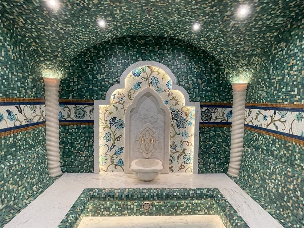 полноценный хаммам с мраморными лежаками, курнами и мозаикой по проекту дизайнера