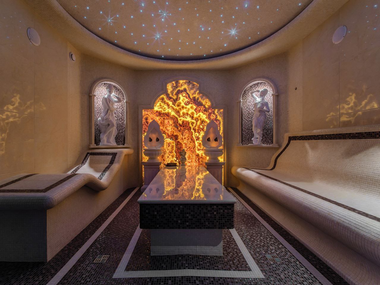 Центральный массажный стол и курны из мрамора с мозаикой