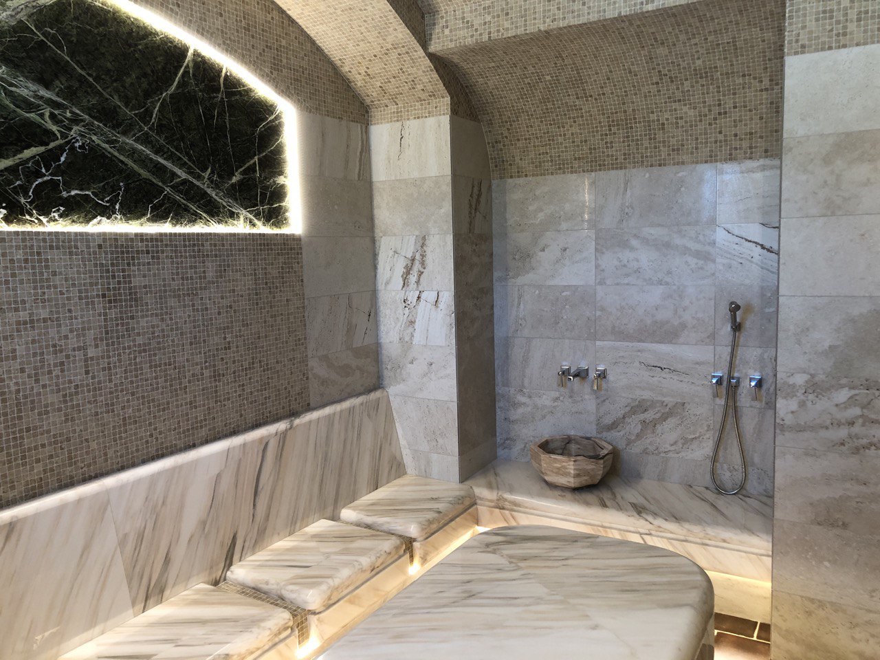 Курна из мрамора с цветочным орнаментом в классическом хаммаме