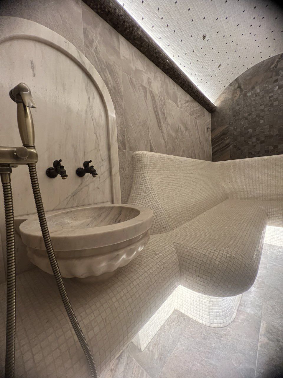 Круглая курна из мрамора в центре турецкой бани