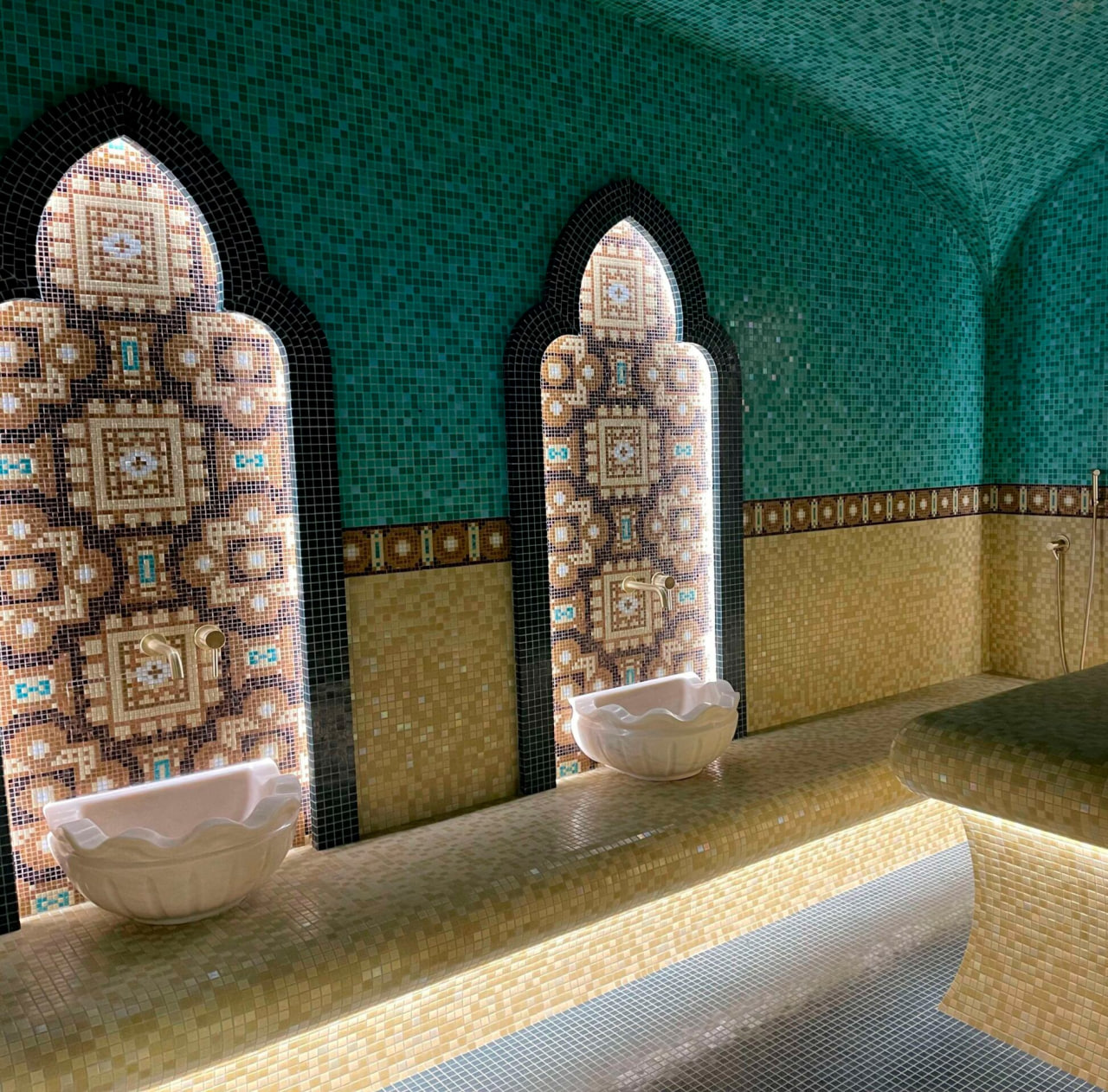 Роскошный хаммам с подогреваемыми мраморными элементами